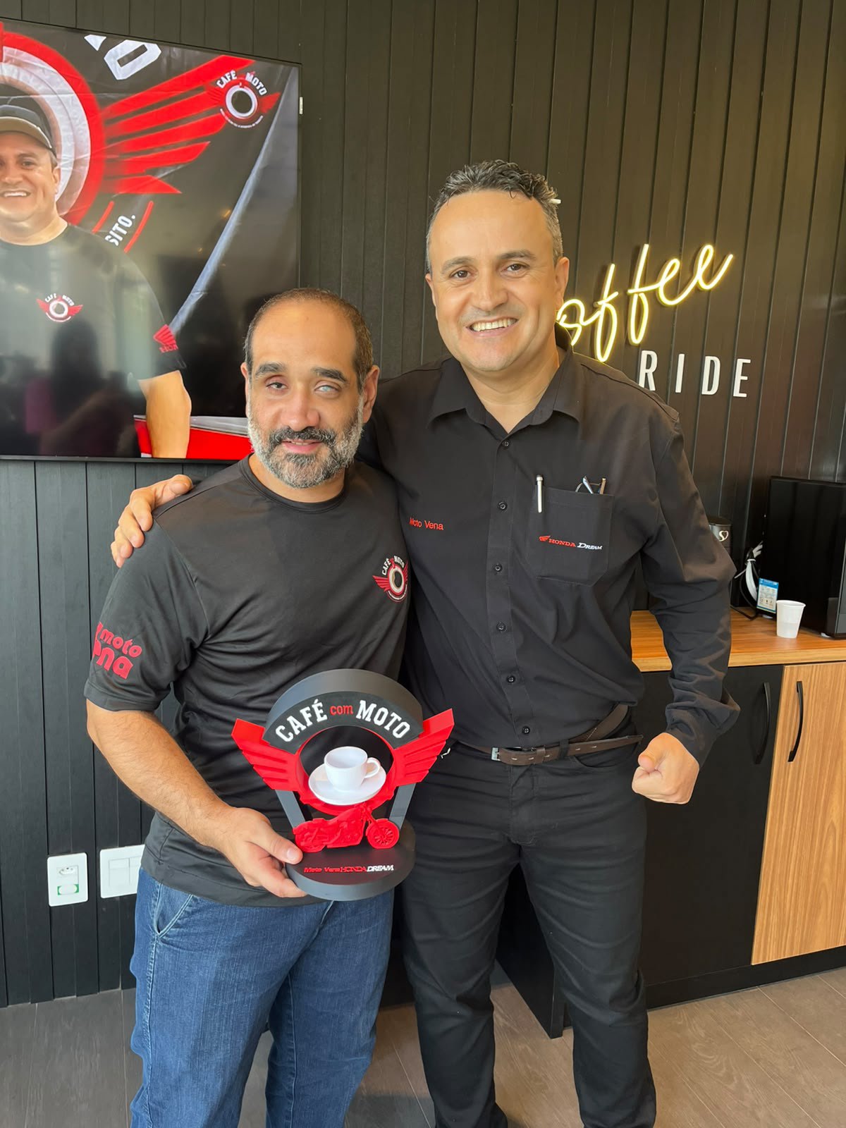 Gabriel Rizk e Agnaldo Poppe durante homenagem no primeiro "Café com Moto" da Moto Vena Honda Dream, na Enseada do Suá