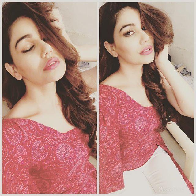 [Image: Kangna-Sharma-Hot-Unseen-Bikini-Swimwear...otos14.jpg]