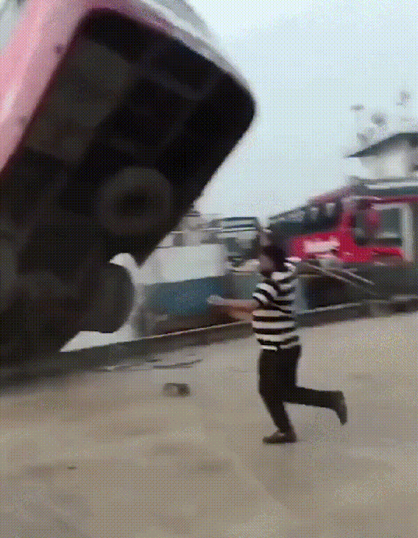Ônibus com 40 passageiros cai em rio em Bangladesh e deixa 24 mortos; veja o vídeo