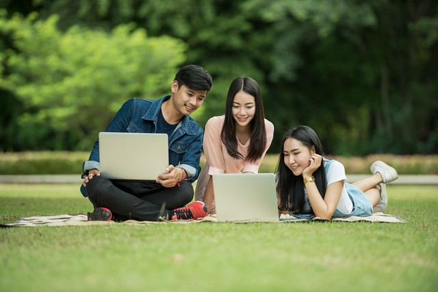 estudiantes universitarios buscando pasant&iacute;s en la ONG Huellas