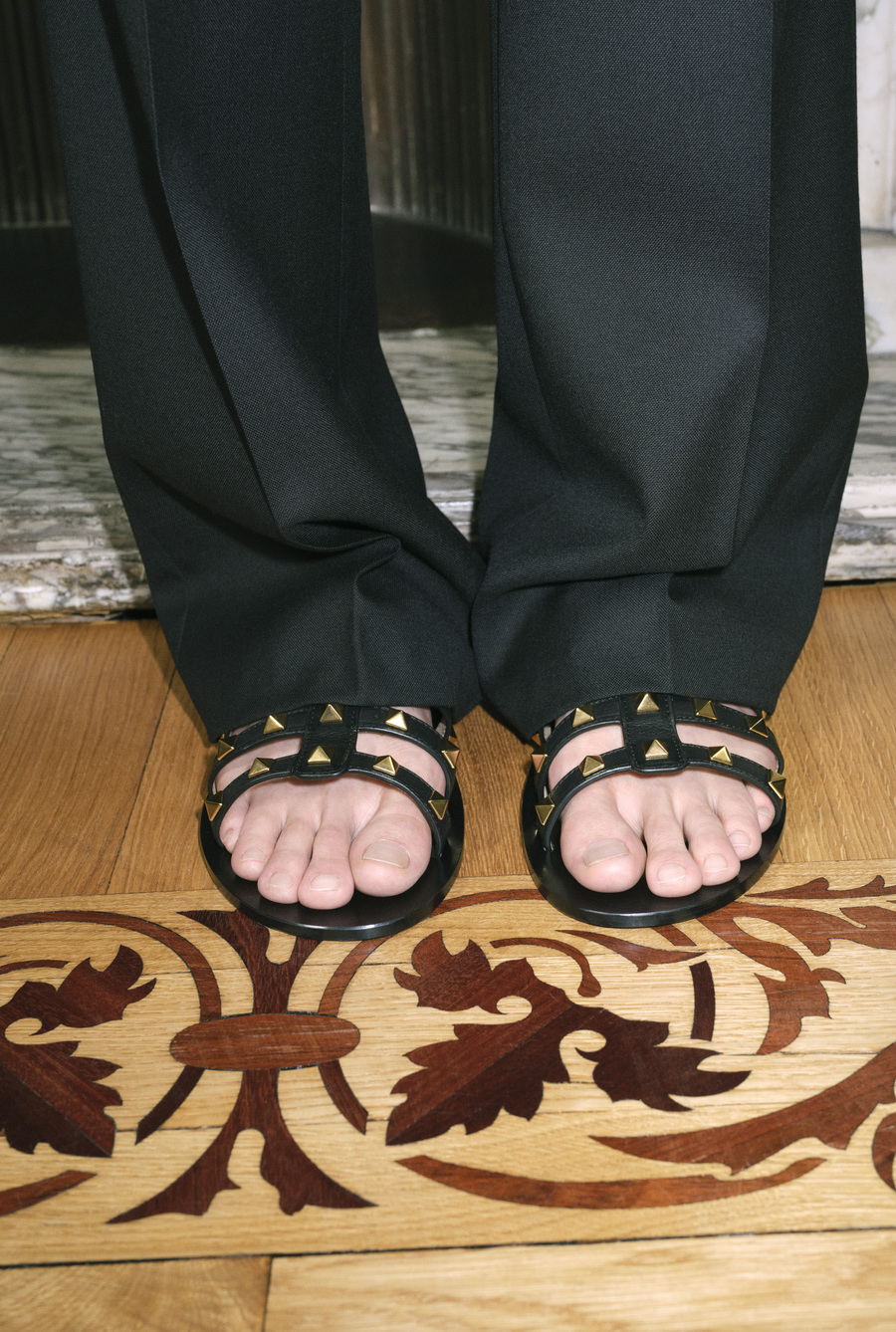 Sandali Rockstud uomo Valentino Pre-Fall 2026 con borchie dorate