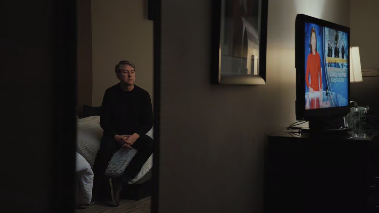 All the Empty Rooms (2025) NF.WEB-DL Hindi + English 720p 10bit HEVC HE-AAC 2.0 ESub CineVood.mkv.0002.jpg