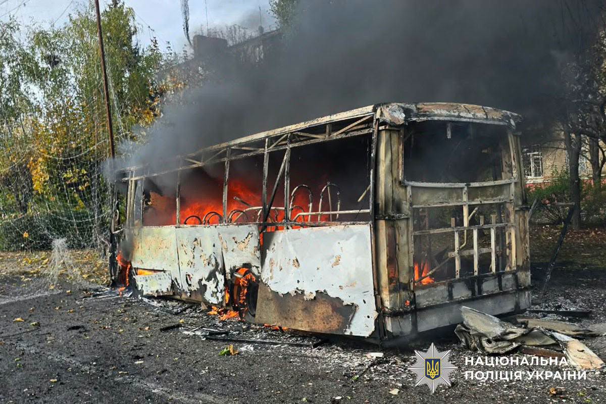 8 жовтня 2026 року російські війська завдали удару авіабомбою (КАБ) по зупинці громадського транспор