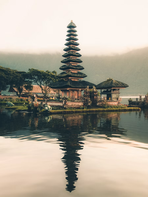 Pura dan lanskap tropis di Bali