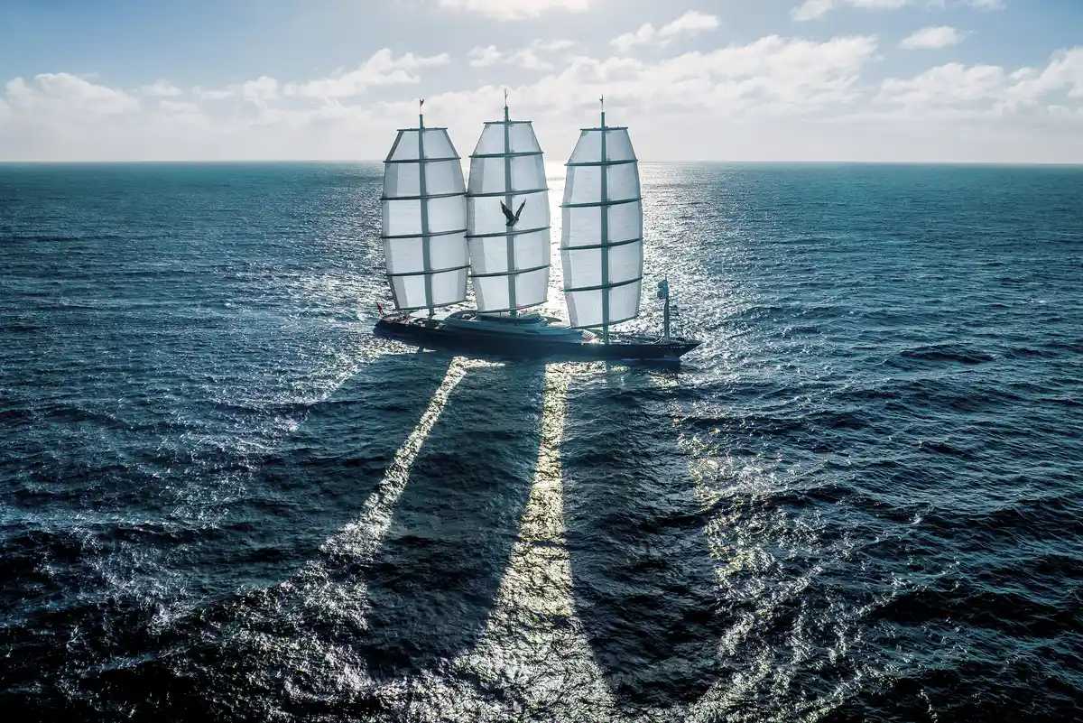 Un iaht cu navete de lux pleacă în Marea Mediterană