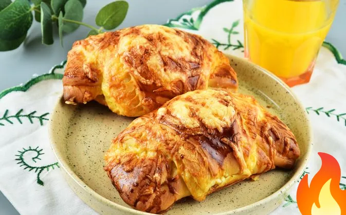 Фото Круассаны из дрожжевого теста с сырной начинкой