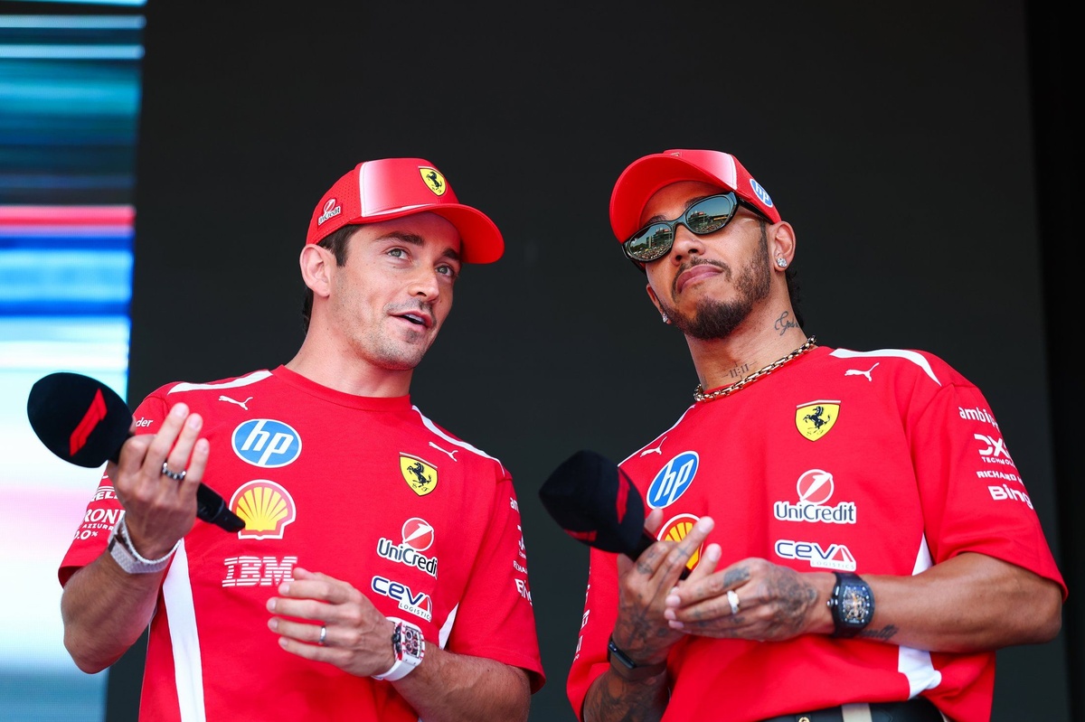 Charles Leclerc y Lewis Hamilton con indumentaria del equipo Ferrari