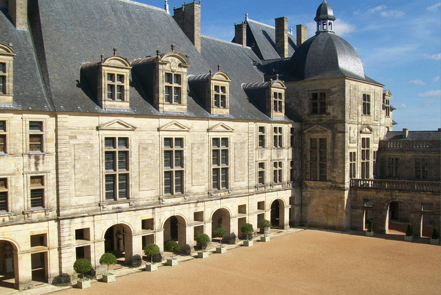 Ch-teau-de-hautefort
