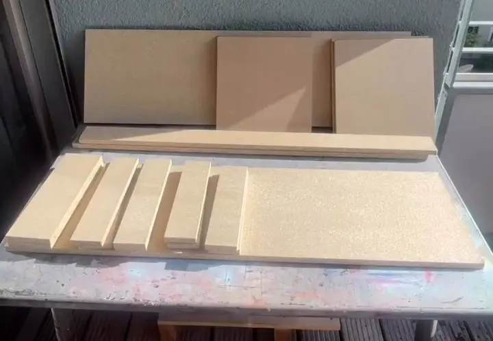 Plywood transformat într-o bancă de ceramică, făcută manual
