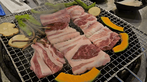 홍이집 재송점 비단오겹 숯불 굽는 영상