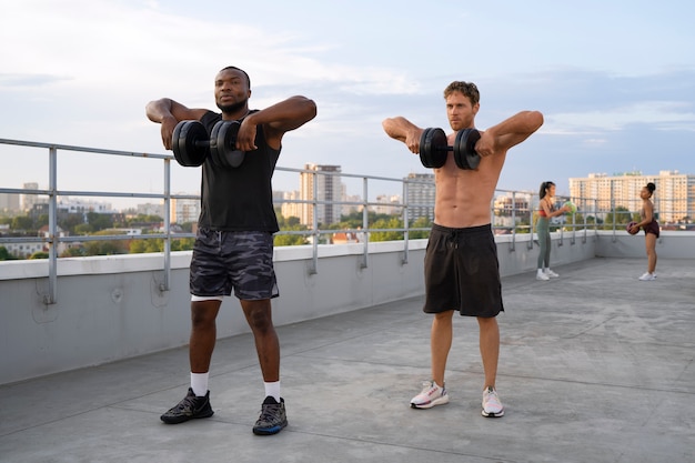 Treino de costas com halteres em casa