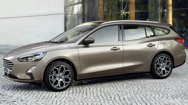 Ford Focus SW (Station Wagon) – переднеприводный универсал «гольф»-класса (он же сегмент «C» по меркам европейских стран), который объединяет в себе элегантный дизайн, высокий уровень практичности и отточенные «ходовые» характеристики… Его основная целевая аудитория – семейные люди (причем независимо от возраста), которым важно не только как автомобиль выглядит, но и как он едет… Грузопассажирская модель четвертой генерации дебютировала 10 апреля 2018 года – на специальном мероприятии, проведенном в Германии. После очередной «реинкарнации» пятидверка повзрослела внешне и внутри, укрупнилась в размерах (но при этом «похудела») и стала просторнее, взгромоздилась на новую платформу и получила широкую гамму турбированных моторов.Экстерьер «четвертого» Ford Focus Wagon «нарисован» в едином ключе с одноименным хэтчбеком, а все его отличия сводятся к «растянутой» задней части. При этом подобная прибавка не превознесла в облик автомобиля грузности, а наоборот – сделала его еще более красивым, зрелым и дорогим (по крайней мере, визуально).По наружным габаритам универсал превосходит своего пятидверного «собрата»: его длина составляет 4668 мм, высота – 1481 мм, ширина – 1825 мм. А вот колесная база у моделей в разных типах кузова не отличается – 2700 мм.В салоне Ford Focus Wagon 2019 модельного года копирует родственный хэтчбек – красивый и современный дизайн, тщательно продуманная эргономика, качественный уровень материалов и сборки и пятиместная раскладка.А вот в плане грузовых возможностей универсал слегка превосходит базовую модель – с разложенным задним рядом сидений объем его багажника составляет 1653 литра (в таком случае получается почти плоское «лежбище»).Силовая гамма грузопассажирского «Фокуса» четвертого воплощения полностью позаимствована у хэтча: Бензиновая часть объединяет рядные трех- и четырехцилиндровые моторы EcoBoost рабочим объемом 1.0-1.5 литра с турбонаддувом, непосредственным впрыском и настраиваемыми фазами газораспределения, производящие 85-182 лошадиные силы и 170-240 Нм крутящего момента. В дизельной «сборной» числятся «четверки» на 1.5-2.0 литра с турбокомпрессором, аккумуляторным «питанием» Common Rail и 8- или 16-клапанной компоновкой ГРМ, которые генерируют 95-150 л.с. и 300-370 Нм вращающего потенциала. Штатно все двигатели трудятся в связке с 6-скоростной «механикой» и ведущими передними колесами, однако для некоторых из них опционально предлагается 8-диапазонный «автомат» (с подрулевыми «лепестками» переключения передач). В конструктивном плане Ford Focus Wagon четвертого воплощения не имеет отличий от одноименного хэтчбека – он базируется на глобальной платформе «C2» с поперечно ориентированным силовым агрегатом и независимой подвеской типа МакФерсон на передней оси. В задней части автомобиль может быть оснащен либо полузависимой балкой кручения, либо независимой многорычажкой (во втором случае – еще и адаптивными амортизаторами «по кругу» за доплату). Универсал снабжен рулевым управлением с электроусилителем и дисковыми тормозами на всех колесах (вентилируемыми спереди) с ABS, EBD и прочей электроникой. На европейском рынке продажи Ford Focus Wagon 2019 модельного года должны начаться в ближайшее время, правда, комплектации и цены пока не разглашаются. Что касается стандартного и опционального оборудования, то по этой части грузопассажирская модель будет целиком и полностью повторять хэтч.