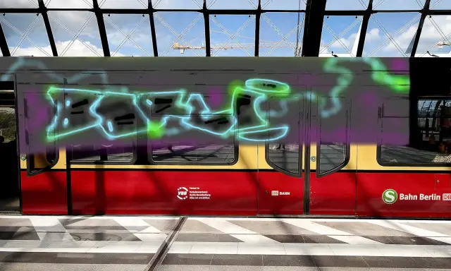 Graffiti artwork by Tkiz