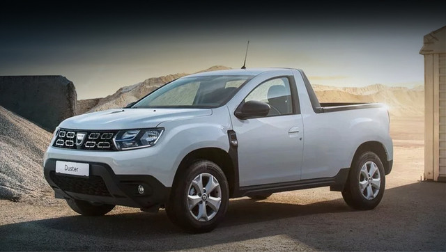 В Румынии заказы на пикап Dacia Duster уже принимают. Автомобиль оценивается в 22 546 евро (2 млн рублей), а одноимённый кроссовер с таким же силовым агрегатом стоит от 17 550 евро (1,6 млн). Напомним, что под брендом Renault уже существует Duster-пикап. Имя ему Oroch, и продаётся он в Южной Америке.

Свершилось! В концерне Renault наконец-то по достоинству оценили работу румынского кузовного ателье Romturingia. В 2013-м тюнеры показали пикап Dacia Duster на базе кроссовера первого поколения. Спустя пять лет вышла машина, донором которой стал «второй» Duster. И вот теперь в бренде Dacia решились на сотрудничество с земляками — двухместный Duster Pick-up грузоподъёмностью 500 кг официально занял место в модельном ряду фирмы Dacia. Правда, это касается только рынка Румынии, а планов экспортировать грузопассажирский автомобиль в другие страны пока нет.При той же высоте, что и у кроссовера, у пикапа Duster заявлен больший дорожный просвет — 224 мм (+14 мм). В базовой комплектации — четыре подушки безопасности, антиблокировочная система, ESP и ассистенты подъёма в горку и спуска с неё.

Длина и высота пикапа такие же, как у донорской модели, — 4341 и 1678 мм. Но у новинки на 18 мм (1822 мм) больше ширина и на три миллиметра меньше колёсная база (2673 мм). Грузовая площадка в длину насчитывает 1650 мм, расстояние между бортами варьируется от 970 до 1350 мм, а объём отсека достигает 1000 л. Выбор версий не предусмотрен: пикап Duster предлагается исключительно со 115-сильным турбодизелем 1.5 (260 Н•м), шестиступенчатой «механикой» и полноприводной трансмиссией.