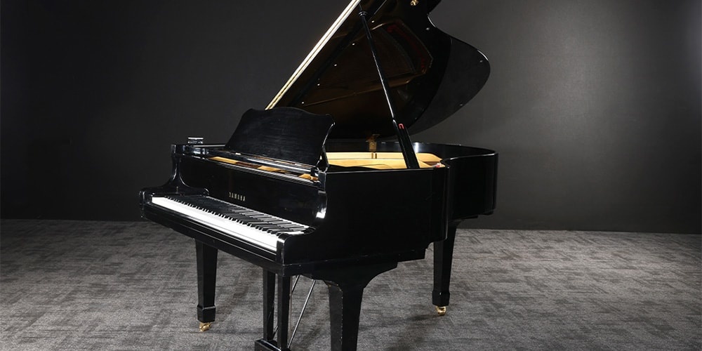 Freddie Mercury's Yamaha Grand Piano na Aukcji: Historia i Wartość