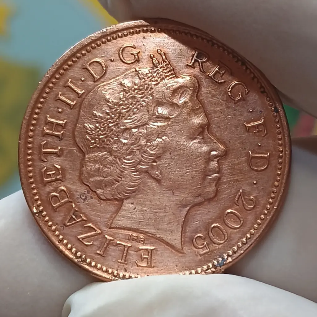 Moeda do Reino Unido 2 Pence 2005 MBC | Rainha Elizabeth II – KM# 987 - Foto 5
