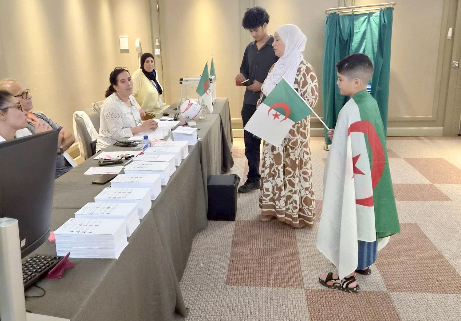 Illustration - Algérie : jour de vote pour les législatives du 2 juillet, 407 sièges en jeu, crainte d'abstention record et diaspora déjà aux urnes