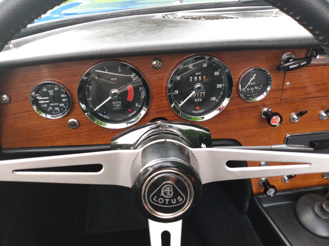 IMG INTDASH002.jpg