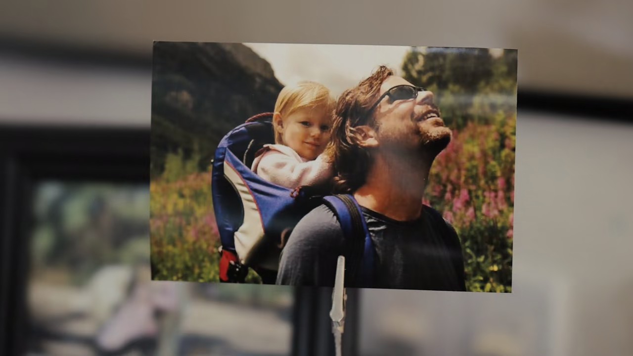 All the Empty Rooms (2025) NF.WEB-DL Hindi + English 720p 10bit HEVC HE-AAC 2.0 ESub CineVood.mkv.0000.jpg