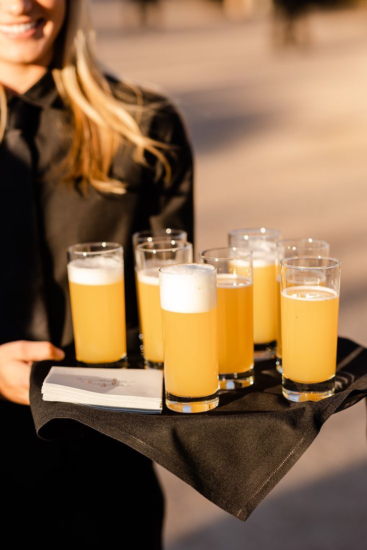Welcome Drink tiệc cưới có nhân viên phục vụ