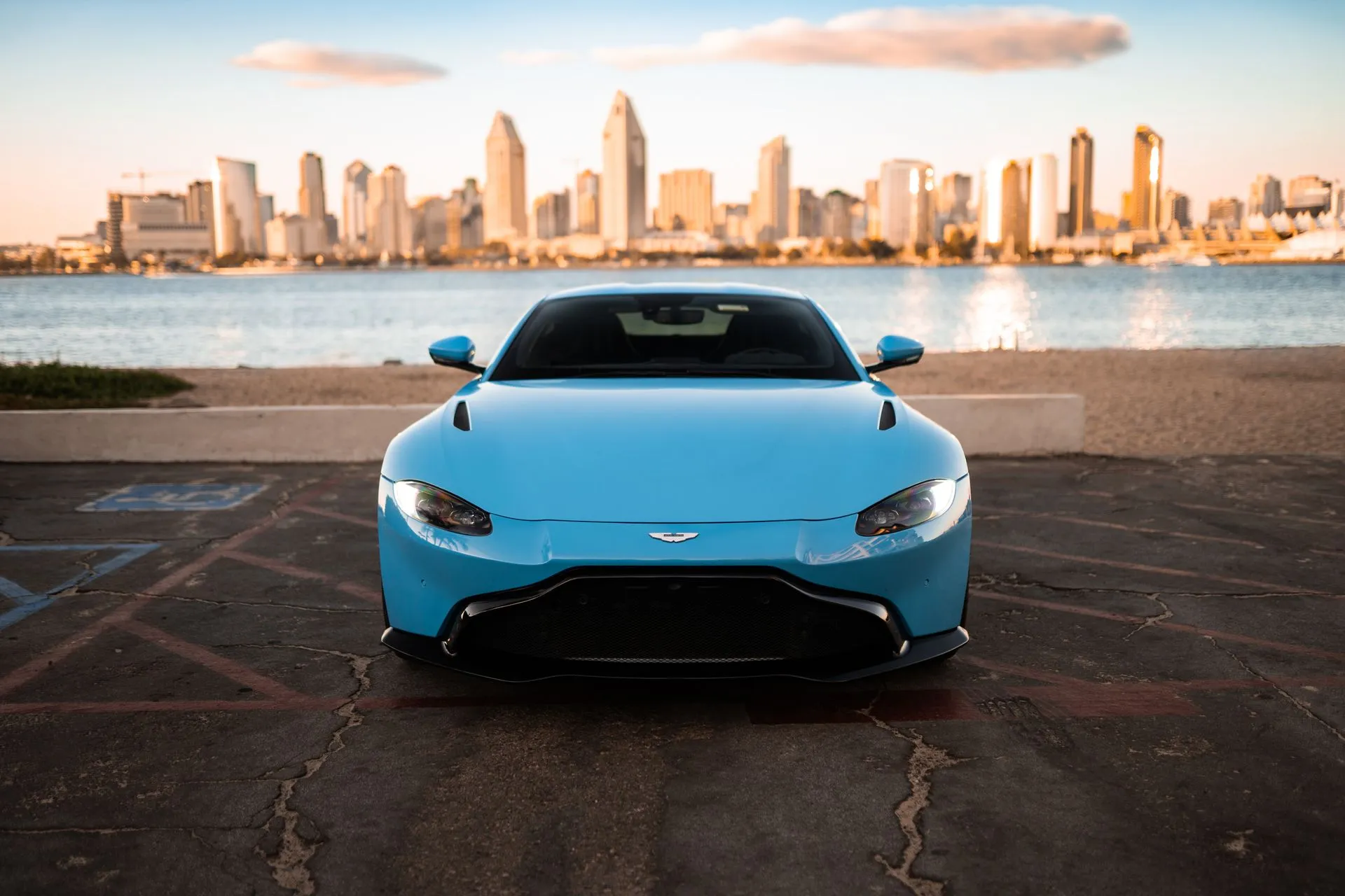 Aston Martin Vantage photo 2