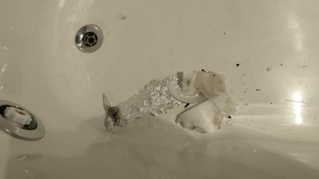 Había cera y papel de aluminio quemado en la bañera..