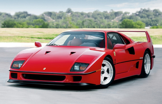 В 1984 году компания Ferrari начала работу над новым суперкаром, который должен был заменить модель 288 GTO а также стать основой для гоночного автомобиля раллийной «Группы Б». Вскоре международная автомобильная федерация упразднила эту гоночную категорию, но итальянцы решили продолжить создание машины.

Первый Ferrari F40 был выпущен в 1987 году к сорокалетнему юбилею марки (отсюда и индекс модели), он стал флагманской моделью компании. Автомобиль имел двухдверный закрытый кузов, среднемоторную компоновку, привод на задние колеса. В его конструкции широко использовались углепластик и алюминий, а стекла были пластиковыми. Также ради уменьшения массы интерьер был сделан максимально простым — без бардачка, дверных ручек, дверных обивок, ковриков.Суперкар был оснащен двигателем V8 2.9, который благодаря двойному турбонаддуву развивал 478 л. с. Коробка передач — пятиступенчатая «механика». В итоге Ferrari F40 стал самым быстрым дорожным автомобилем того времени: его максимальная скорость составляла 320 км/ч (в 1989 году рекорд был побит спорткаром Porsche 959). На разгон до сотни итальянскому купе требовалось всего 3,9 секунды.

В момент дебюта официальные цены на Ferrari F40 начинались примерно с 400 тысяч долларов США. Производство автомобиля продолжалось до 1992 года, всего было сделано 1315 экземпляров модели.Тип кузова	2-дверное купе
Число мест	2
Длина, мм	4358
Ширина, мм	1970
Высота, мм	1124
Колесная база, мм	2450
Снаряженная масса, кг	1100
Тип двигателя	бензиновый, с распределенным впрыском и двойным турбонаддувом
Расположение	в базе, продольно
Число и расположение цилиндров	8, V-образно
Рабочий объем, куб. см.	2936
Максимальная мощность, л. с. (кВт) / об/мин	478 (352) / 7000
Максимальный крутящий момент, Нм / об/мин	577 / 4000
Коробка передач	механическая, 5-ступенчатая
Привод	задний
Максимальная скорость, км/ч	320
Время разгона 0-100 км/ч, с	3,9
Тип топлива	бензин
Технические характеристики автомобиля «Ferrari F40» указаны по данным производителя. В таблице приведены основные параметры: размеры, двигатели, коробки передач, тип привода, расход топлива, динамические характеристики и т. д.