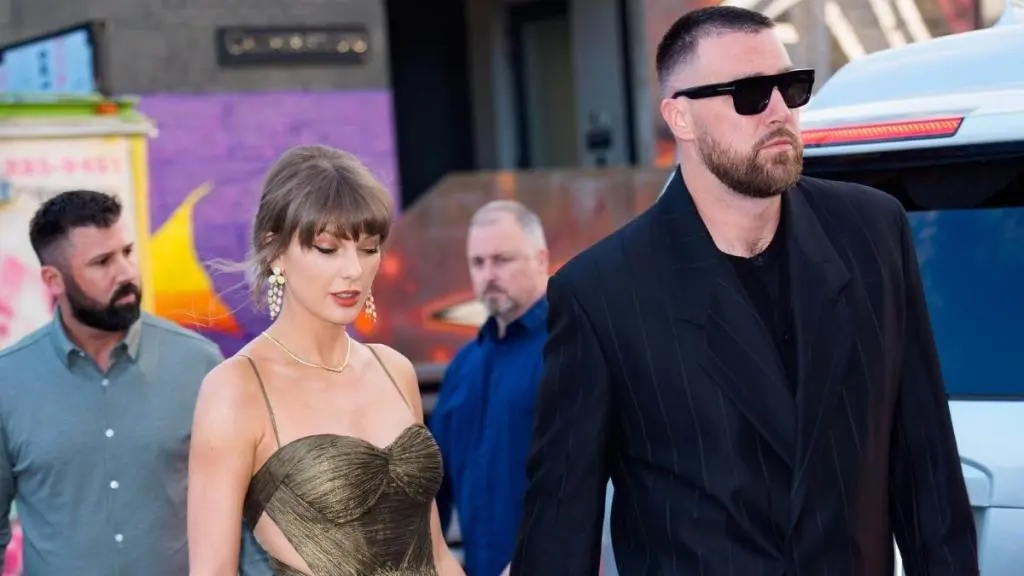 Taylor Swift Stuns în Blazer-ul lui Travis Kelce