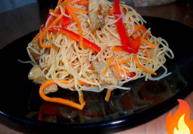 Постер Рисовая лапша с мясом и овощами