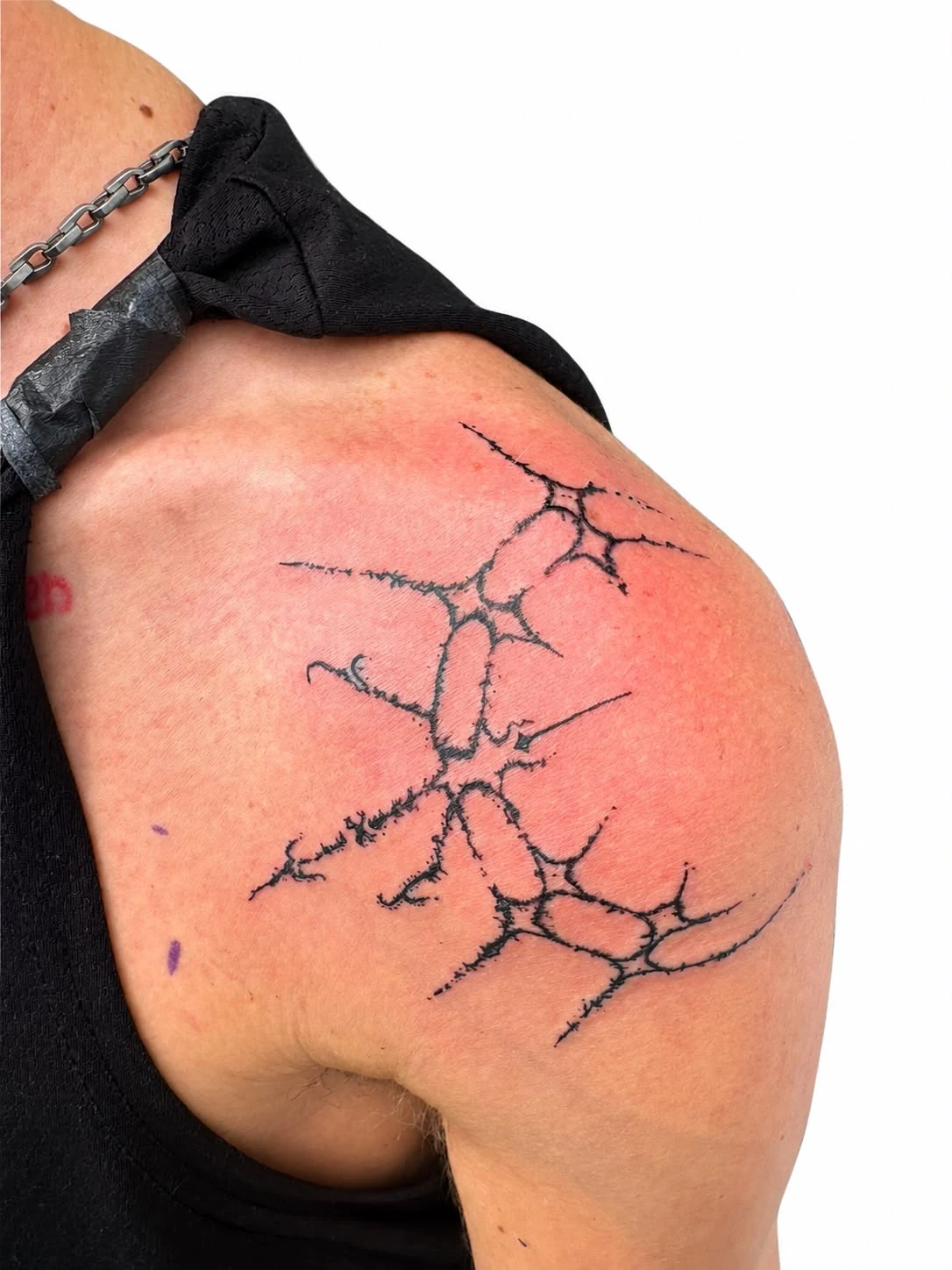 Schwarz-rotes Cyber-Sigilism-Tattoo aus dem Portfolio von Flocka Tattoo