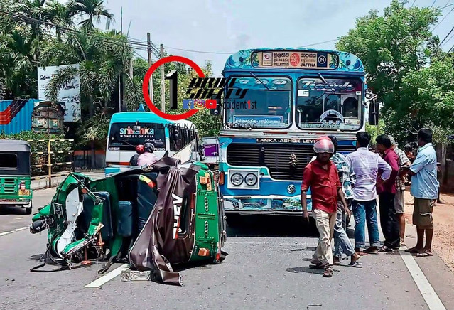 சாவகச்சேரியாவில் முச்சக்கரவண்டி ஒன்று பயணிகள் போக்குவரத்து பஸ்ஸுடன் மோதியதில் இந்த விபத்து ஏற்பட்டுள்ளது.