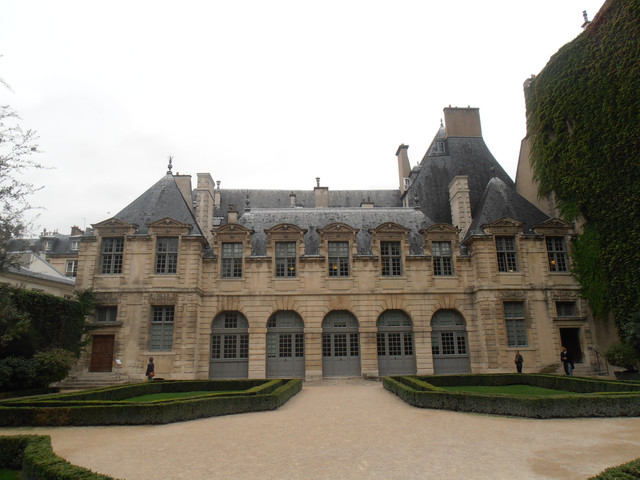 Hotel de Sully 1