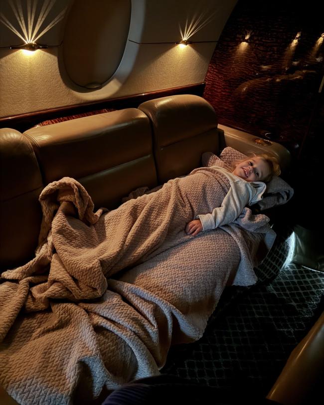 Dieter completó su publicación incluyendo una dulce instantánea de Gigi abrigada en un sofá en un avión privado.Dieter Gehrig/Instagram