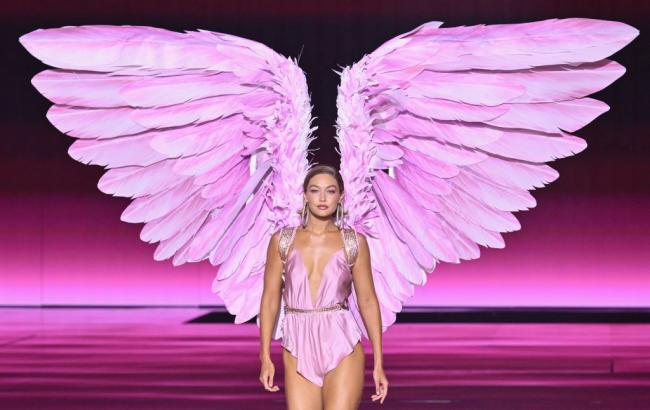 La pasarela combinó su traje de seda rosa con sus alas de ángel en el evento del martes.AFP vía Getty Images