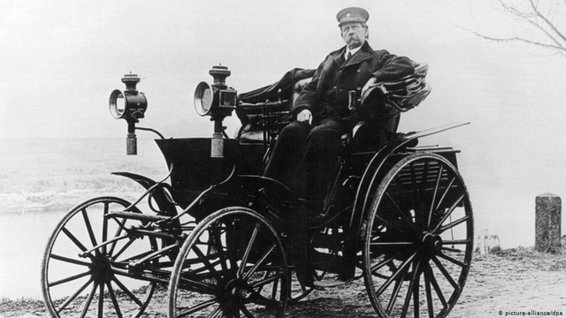 Карл Бенц (Carl Friedrich Michael Benz) по прову считается изобретателем автомобиля. Он получил первые в мире патенты на двухтактный бензиновый двигатель, систему зажигания, работающую от батареи, свечу зажигания, акселератор, карбюратор, сцепление, коробку передач, водяной радиатор охлаждения, - словом, на все основные узлы автомобиля.

От мастерской до мирового концерна

Талант инженера и изобретателя проявился у Карла Бенца очень рано, но его профессиональная карьера вовсе не была само собой разумеющимся делом. Он родился в небогатой семье. Отец, машинист паровоза, умер, когда Карлу было всего два года. Благодаря усилиям матери, отличным оценкам самого Карла и государственной стипендии, он окончил политехнический университет уже в возрасте 19 лет, затем, после семи лет работы на различных предриятиях, создал собственную фирму. Собственно, поначалу это была просто мастеская.Первый автомобиль, ставший серийной моделью, был запатентован в январе 1886 года. Патент под номером 37435 был выдан на трехколесный самодвижущийся экипаж. С этого трицикла началась история мирового автомобилестроения. Свое изобретение Бенц оснастил бензиновым двигателем внутреннего сгорания.

Первый "автопробег" совершила жена изобретателя Берта. 5 августа 1888 года она вместе с детьми преодолела больше ста километров, чтобы навестить свою мать. На подъемах машину приходилось толкать, и легенда гласит, что именно после этого Берта подала идею мужу оснастить ее коробкой передач.В 1926 году компания Бенца объединилась с компанией Daimler, также занимавшейся выпуском автомобилей. Все модели были переименованы: они стали называться "Mercedes-Benz " (это имя - Мерседес - было именем дочери одного из партнеров Даймлера).

Концерн и после смерти его основателя продолжал идти в авангарде автомобилестроения. В 1936 году началось производство легковых автомобилей с дизельным мотором. Первой моделью с дизельным двигателем стал Mercedes-Benz 260 D.Дизельный двигатель назван в честь его разработчика - немецкого изобретателя Рудольфа Дизеля (Rudolf Diesel). Этот двигатель обладает довольно высоким коэффициентом полезного действия, а топливо стоит дешевле бензина. И так как экономичность была одним из основных преимуществ дизельных двигателей перед бензиновыми, первыми об их использовании задумались производители грузовых автомобилей. В 1924 году на берлинской автовыставке немецкий концерн MAN представил модель, работающую на дизеле.

Благодаря снижению массы дизельного мотора, к возможности его использования решили присмотреться и производители легковых автомобилей. Особенно активно над решением этой задачи работали именно инженеры компании Daimler-Benz.