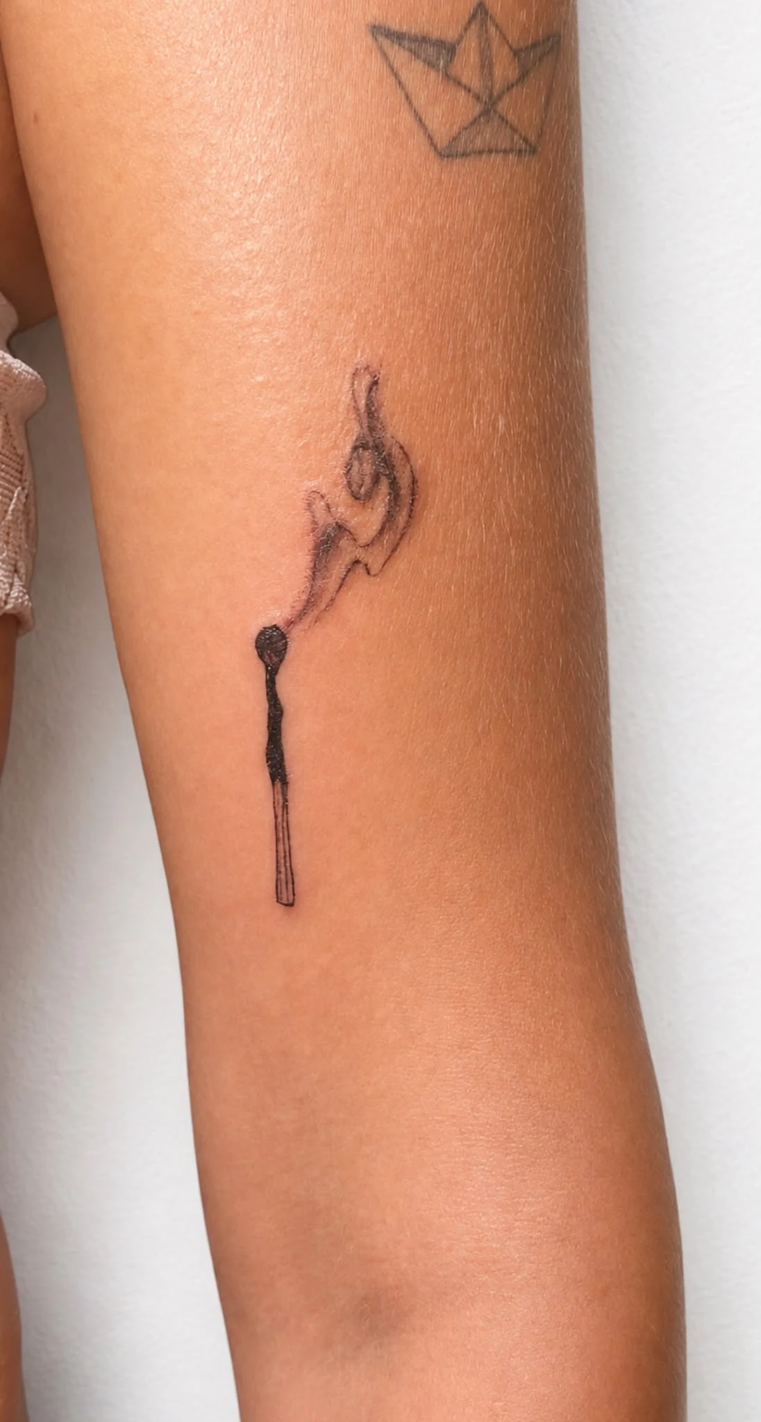Ornamentales Fine-Line-Tattoo aus dem Portfolio von Flocka Tattoo