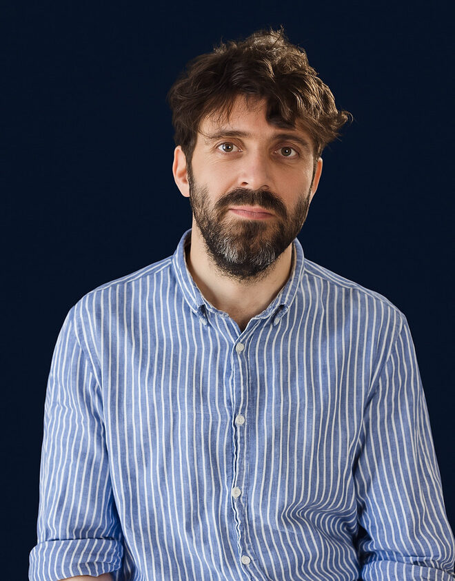 Matteo Francesco Greco, designer e fondatore dello studio BE(FORMA) Ritratto di Matteo Francesco Greco, designer e fondatore dello studio creativo BE(FORMA), protagonista a Edit Napoli 2025 con la Sedia “225”.