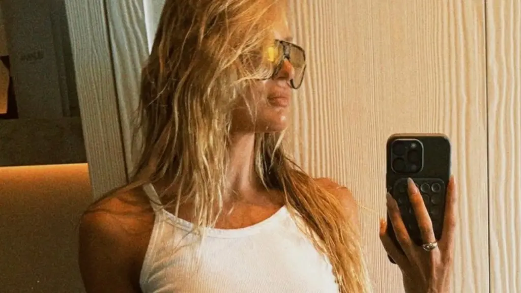 Candice Swanepoel's Top Steals the Show