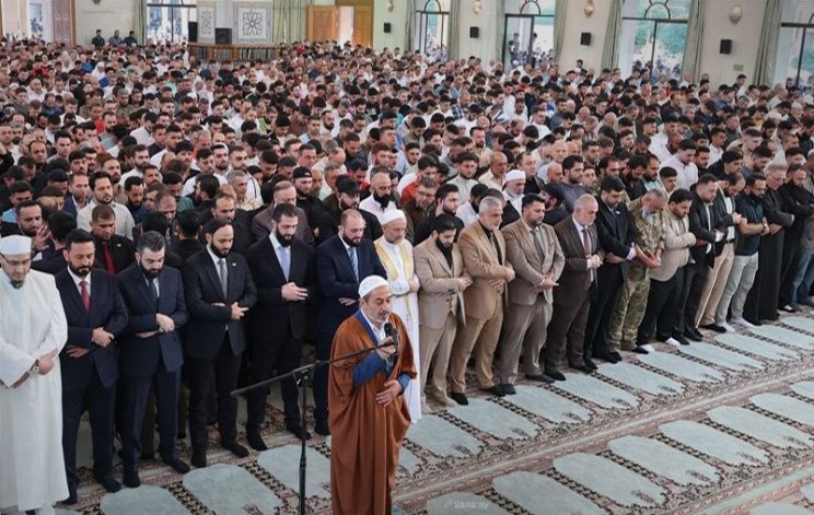 الرئيس الشرع يؤدي صلاة عيد الأضحى في مسجد ‏عبد الله بن عباس بمدينة حلب