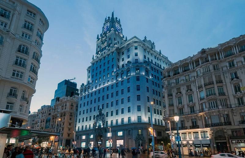 Fue uno de los primeros rascacielos de Europa. Ahora Telefónica lo ha vendido por 200 millones de euros