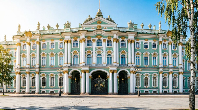 Величественный фасад Зимнего дворца (Эрмитажа) в Санкт-Петербурге в солнечный день