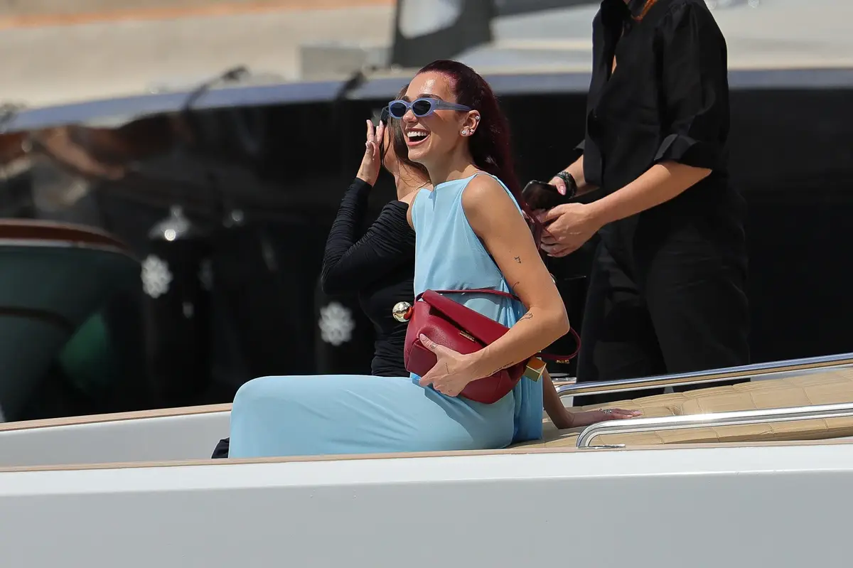 Călătorie ca o superstar: Secretele aeroportului Dua Lipa au fost dezvăluite