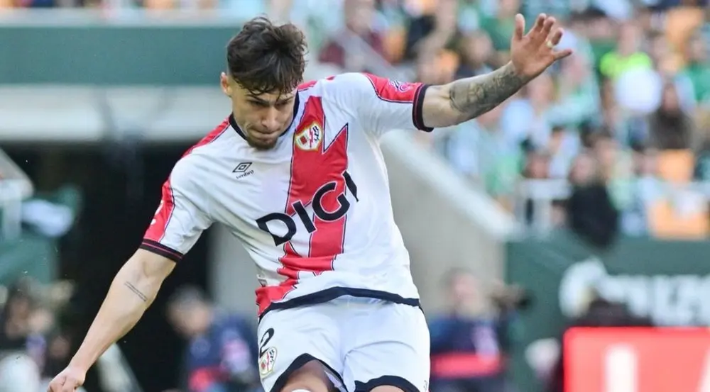 Rayo Vallecano negociază cu un gigant din Premier League pentru transferul lui Andrei Rațiu