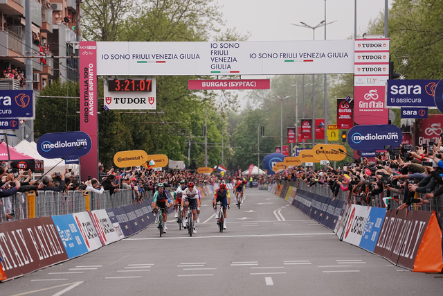 Caduta e volata a Burgas: Magnier batte Andresen e Vernon nella prima tappa del 109°Giro d’Italia 