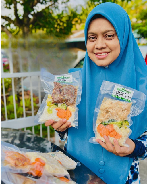 Customer enjoying Brokula meal 3