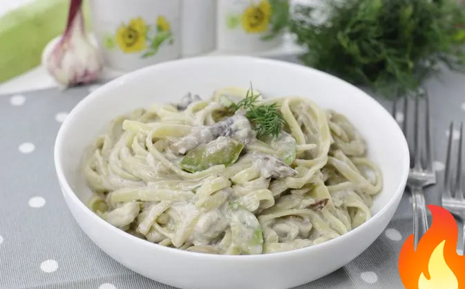 Постер Лапша с грибами и кабачками в сливочном соусе