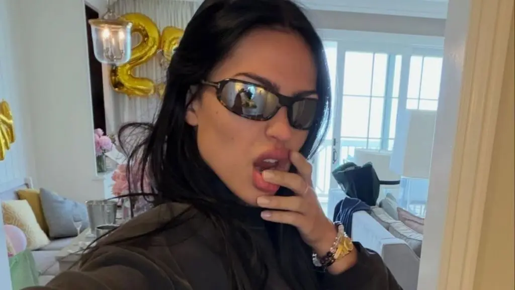 Amelia Gray Hamlin Flaunts Toned Physique