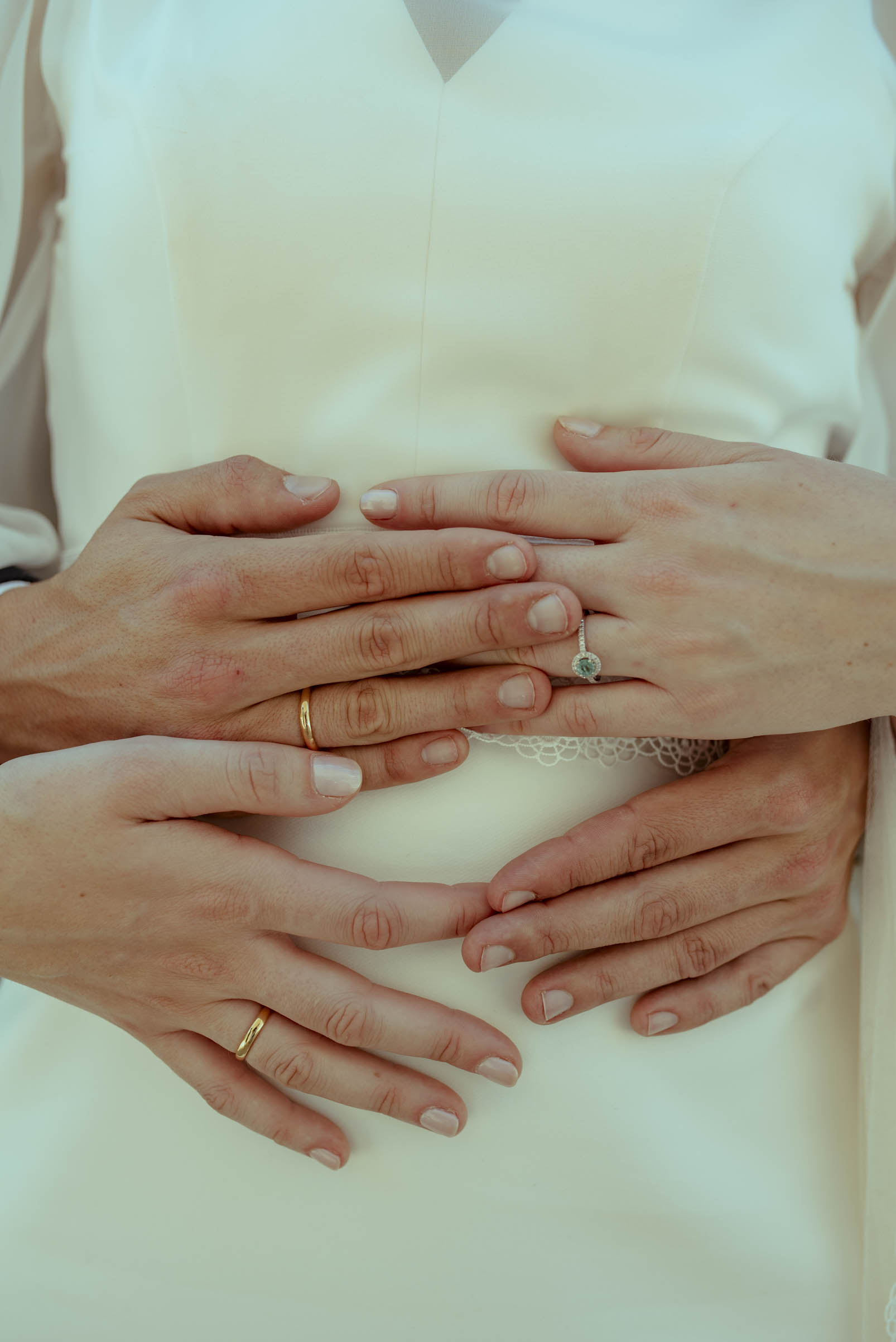 Fotografía de boda en Zaragoza capturando la complicidad de Pilar y Fernando durante su sesión de recién casados en el Balcón de San Lázaro