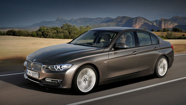 Новое поколение прославленного BMW 3 серии cедан – образец спортивности, элегантности и комфорта от мирового лидера среди производителей автомобилей премиум-класса, концерна BMW Group. Основываясь на истории успеха модели, разработчики компании придали этому спортивному седану стремительный внешний вид, который по-новому интерпретирует и последовательно совершенствует типичный дизайн всемирно известной марки. Мировая премьера нового шестого поколения BMW 3 серии Седан прошла 14 октября 2011 года в Мюнхене. В том числе поэтому «трёшка» всегда эволюционирует мягко, не позволяя себе таких эскапад, как старшие модели. Шестое поколение F30, выпускавшееся с 2011 года по 2019-й, до последнего сохраняло лавры самого востребованного семейства. Переместившись на вторичный рынок, уверенно себя чувствует и там. Mercedes С-класса W204 в схожем состоянии и комплектации стоит на пять-семь процентов дешевле, хотя «двести пятые» одного с BMW года ценятся выше.Хотя по виду, случается, не скажешь. Краска у F30 слабее, чем у предшественника E90, и сколы появляются слишком легко. Кусками сошедшее покрытие на колёсных арках встречается даже у тех экземпляров, которые не бывали в авариях. Правда, кузов пока не поддаётся коррозии. Добротным слоем цинка покрыта даже панель крыши. Посечённые участки могут не ржаветь годами, хотя внешних алюминиевых панелей, как у «пятёрки» BMW F10, здесь нет.В этой статье мы не говорим о дефектах отдельных автомобилей, а упоминаем только статистически заметные проблемы. Так вот, безо всяких ДТП у «трёшек» отрываются пыльники и аэродинамические экраны снизу, трескаются колпаки фар. А у дорестайлинговых экземпляров старше 2015 года выпадают секции фонарей из крышки багажника: при неясных обстоятельствах ломается Г-образный пластиковый фиксатор с внешней стороны.

Та часть фонаря, что установлена на кузове, в свою очередь усиленно потеет. Для борьбы с этой напастью в 2017 году было модернизировано уплотнение, его можно использовать на ранних машинах. Хром мутнеет или облезает через пять-семь лет, поэтому автомобили с опциональным чёрным декором выглядят свежее.Неспроста страховка Каско на «трёшку» была одной из самых дорогих в классе — BMW в основном водят активно, зачастую рискованно. Осматривать третью серию на предмет следов ДТП нужно тщательно ещё и потому, что VIN-номер нанесён на полку правого переднего крыла, которая страдает даже при несильных ударах. А следы ремонта грозят проблемами при регистрации вплоть до отказа в постановке на учёт. Не забывайте про лайфхак — цветные метки на крепеже калининградских автомобилей помогут прояснить историю обслуживания и аварийности. Маркировку, нанесённую при крупноузловой сборке, можно обнаружить под капотом, на креплениях дверей, кресел и деталей подвески.Состояние салона разочаровывает редко. Он исполнен качественнее, нежели у предшественницы Е90. И уж тем более при 50 тысячах не выглядит на все сто, как в Тойоте или Kia. Даже на второй сотне тысяч может неплохо сохраниться. Если только не отделан искусственной кожей Sensatec, которая в любом возрасте легко трескается, как и у других «немцев». Будьте особо осторожны с задубевшим на морозе кожзамом. Крайне редко под подушками передних сидений корродируют металлические накладки из-за нарушения технологии. В глаза не бросается, к тому же ржавчина встречается только на экземплярах старше 2012 года, для которых был выпущен ремкомплект.Потеря радиосигнала от ключа грозит не только сообщением об ошибке. С включённой функцией start/stop можно остаться стоять на перекрёстке. Среди потенциальных вариантов лечения — и перепрограммирование системы, и замена ключа, а то и самого блока управления. Проблемы с внешним и внутренним освещением следует искать внутри контрольного модуля.Мультимедийка грешит несанкционированными перезапусками или потерей привязанных гаджетов. Исправный аккумулятор, по мнению борткомпьютера, вдруг признаётся дряхлым и требующим замены. Время от времени глючат парковочные датчики, а у пятидверки GT — и сервопривод спойлера на крышке багажника. Словом, при выборе «трёшки» нужно быть готовым к сюрпризам сложной и многоэлементной электросистемы. Оберегайте её от неквалифицированных вмешательств. Гаражные попытки избавиться от проблемы зачастую приводят лишь к удорожанию её решения. Реанимацию, как правило, поручают уже дилеру.