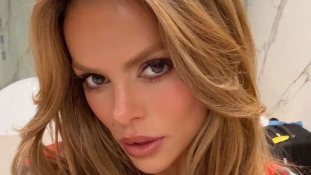 Model Brooks Nader Sparks Grija cu Risqué Photo